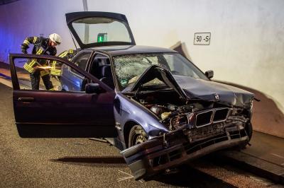 Winnenden Leutenbacher Tunnel: BMW schleudert und prallt gegen Tunnelwand